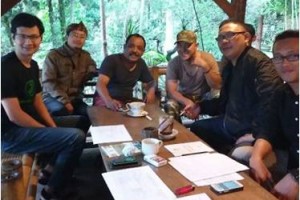 Ketua Gerakan Hejo, Eka Santosa berfoto bersama dengan Doel Sumbang di Alam Santosa.